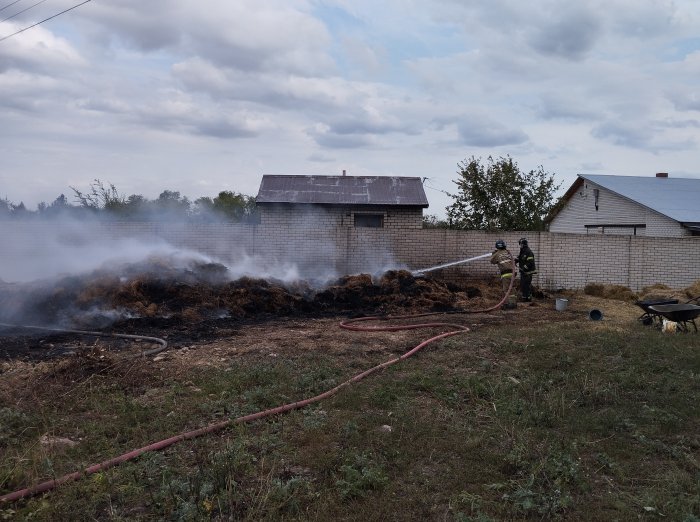 Шесть тонн сена загорелись в воскресенье в селе Рамено