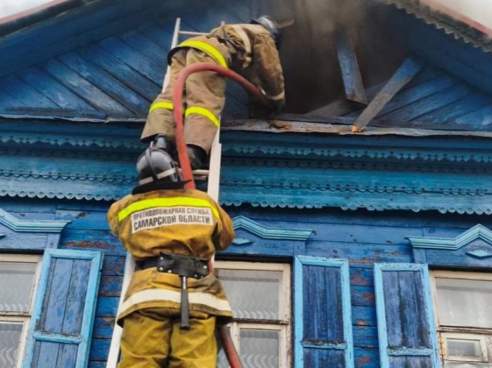 Час назад в городе Октябрьск загорелись частная баня и надворные постройки