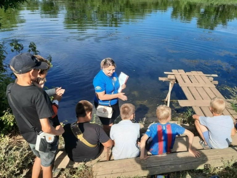 Как научить ребёнка безопасному поведению на воде?