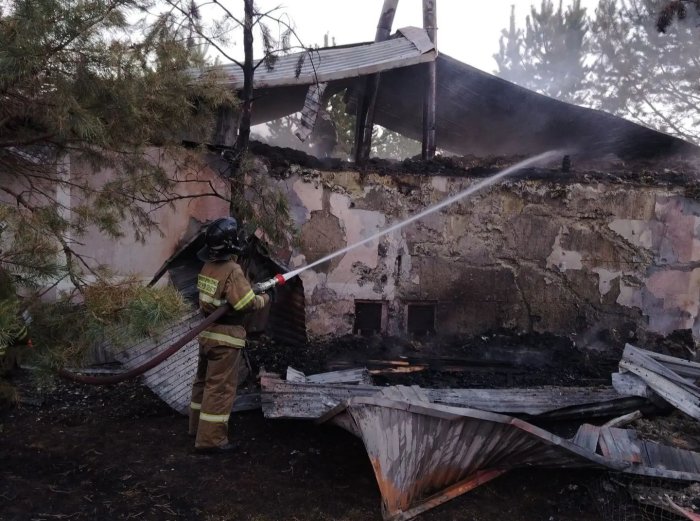 Красноярские огнеборцы ликвидировали возгорание бани на площади 30 квадратных метров