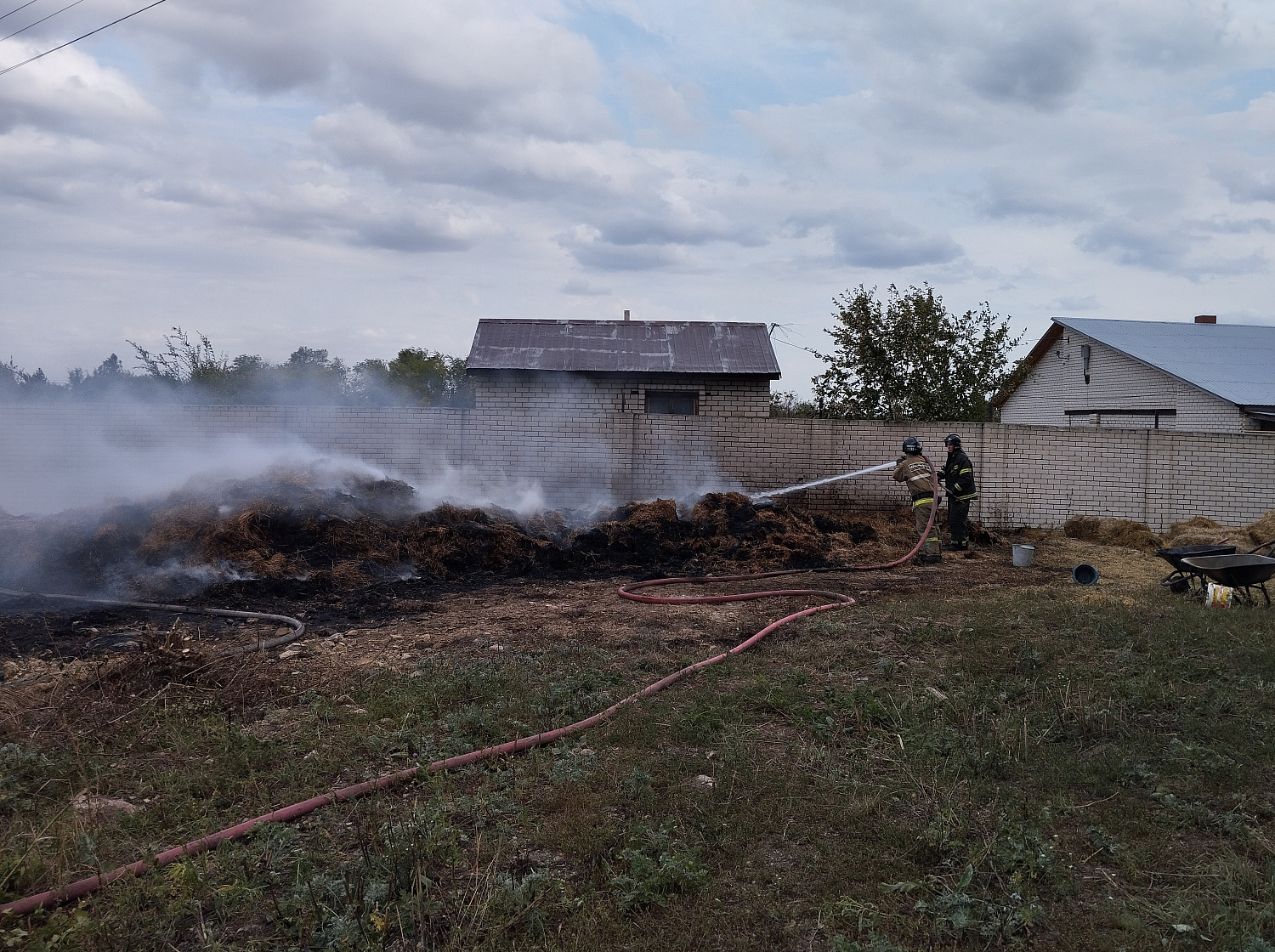 Шесть тонн сена загорелись в воскресенье в селе Рамено