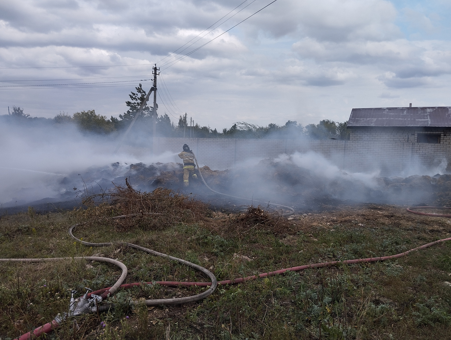 Шесть тонн сена загорелись в воскресенье в селе Рамено