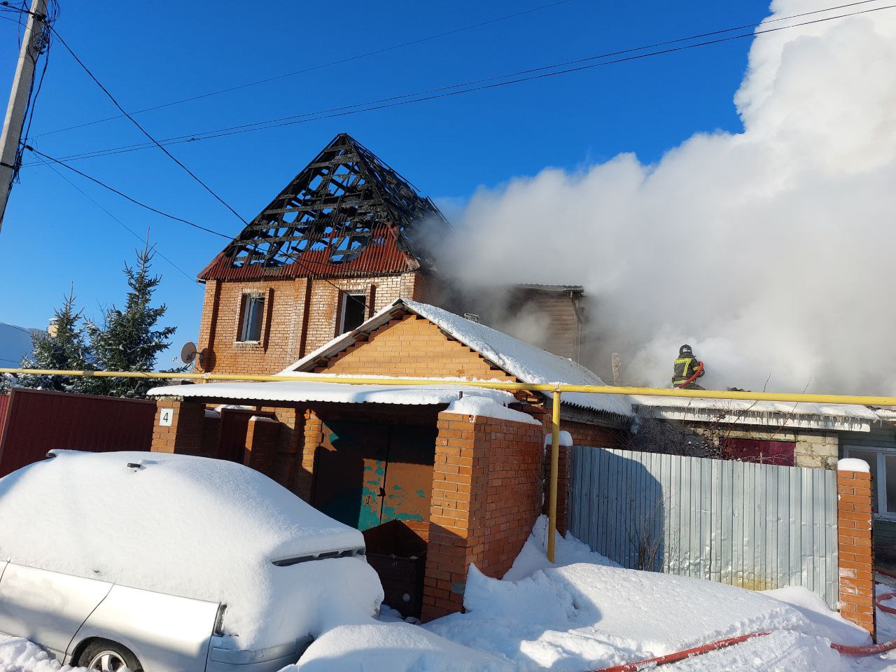 В настоящее время наши огнеборцы работают на ликвидации последствий пожара повышенного ранга 1-БИС в Ставропольском районе
