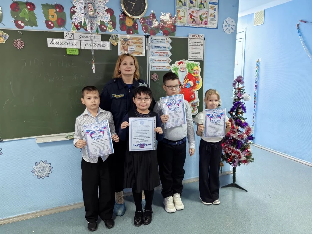 В одной из школ села Большая Глушица прошел конкурс рисунков на тему «Пожарная безопасность на новогодних каникулах»