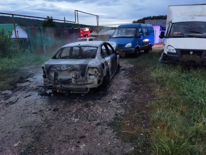 В Камышлинском районе ночью наши огнеборцы потушили горящий автомобиль