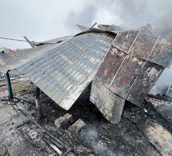 В настоящий момент огнеборцы пожарно-спасательной части № 126 работают на ликвидации последствий пожара