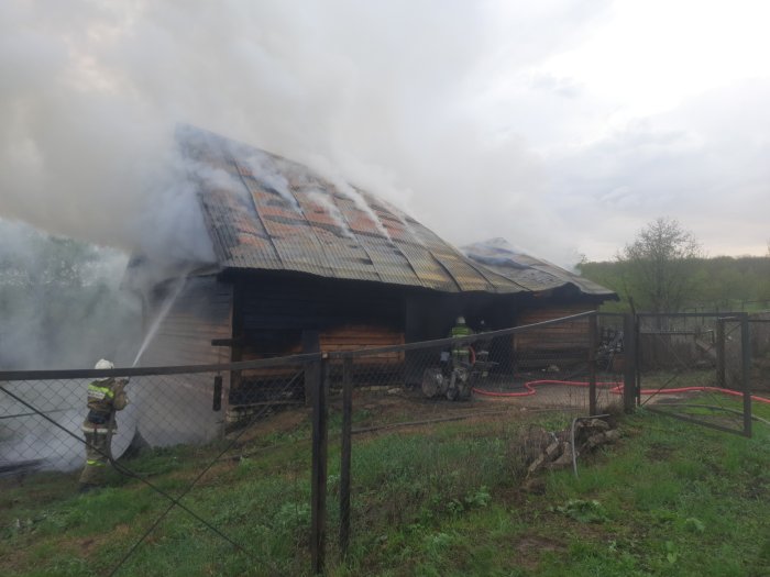 В селе Соковнинка Борского района горели надворные постройки