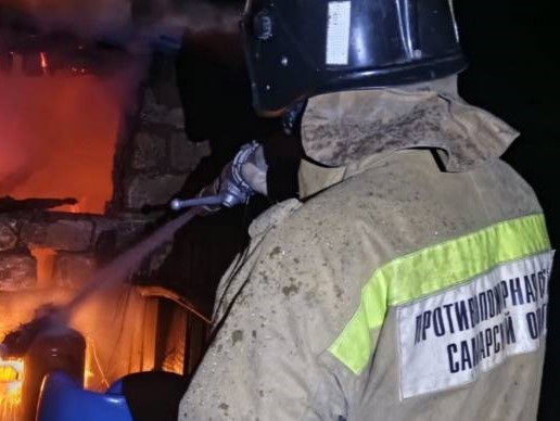 Пожар в жилом доме случился сегодня ночью в Кошкинском районе   