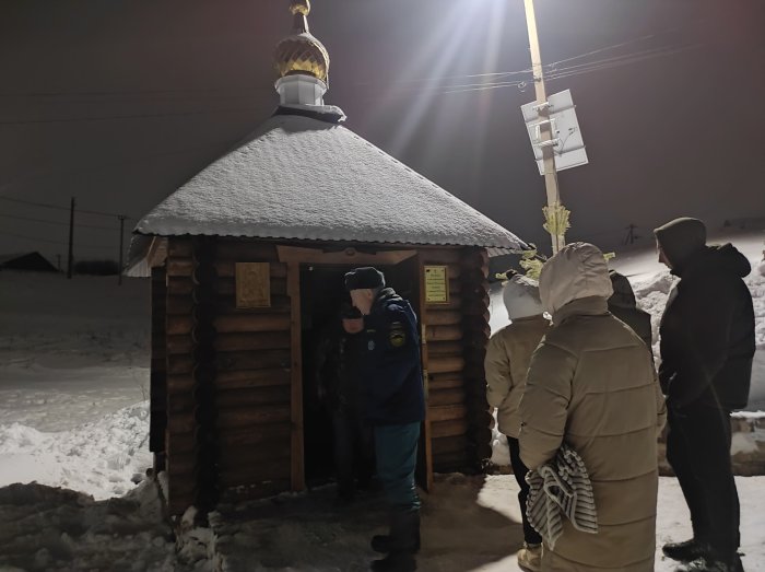 Пожарные - спасатели обеспечивают безопасность празднования Крещения