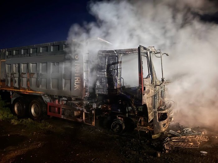 Сегодня ночью в Большечерниговском районе загорелся грузовой автомобиль самосвал