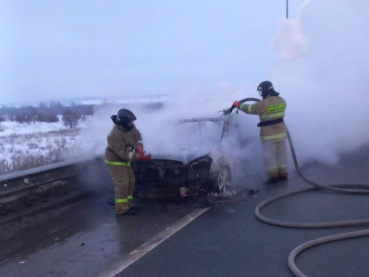 Вчера в Шигонском районе во время движения загорелся легковой автомобиль. К счастью, обошлось без пострадавших