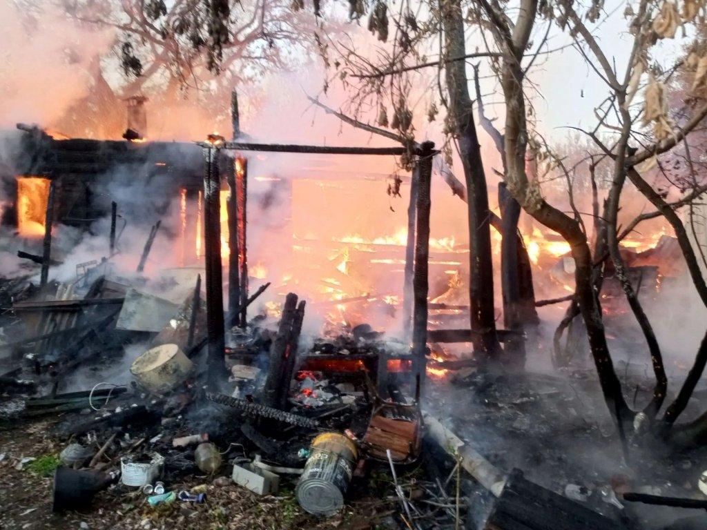 В Красноармейском районе сегодня загорелся заброшенный дом. Пожару был присвоен ранг 1-БИС