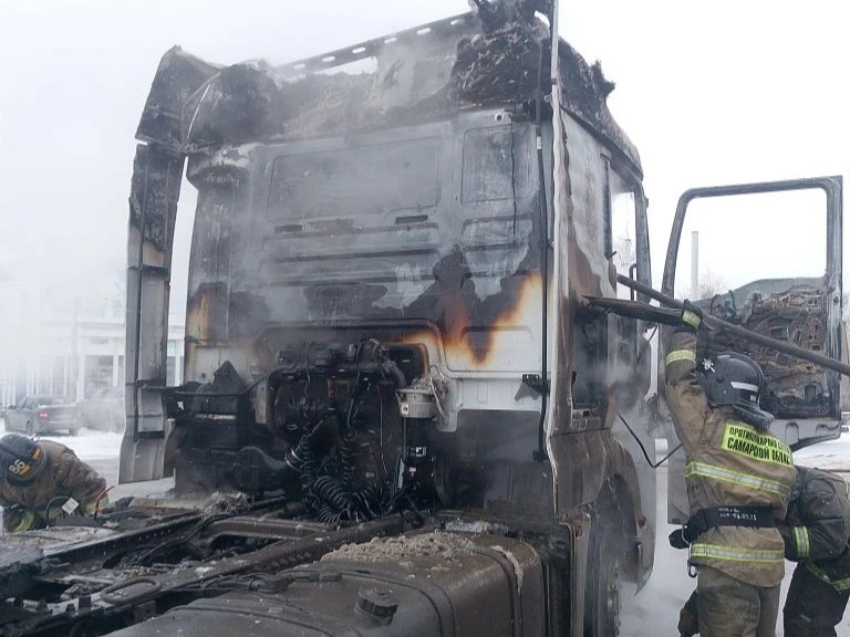 В Ставропольском районе загорелась кабина стоящего на обочине грузовика