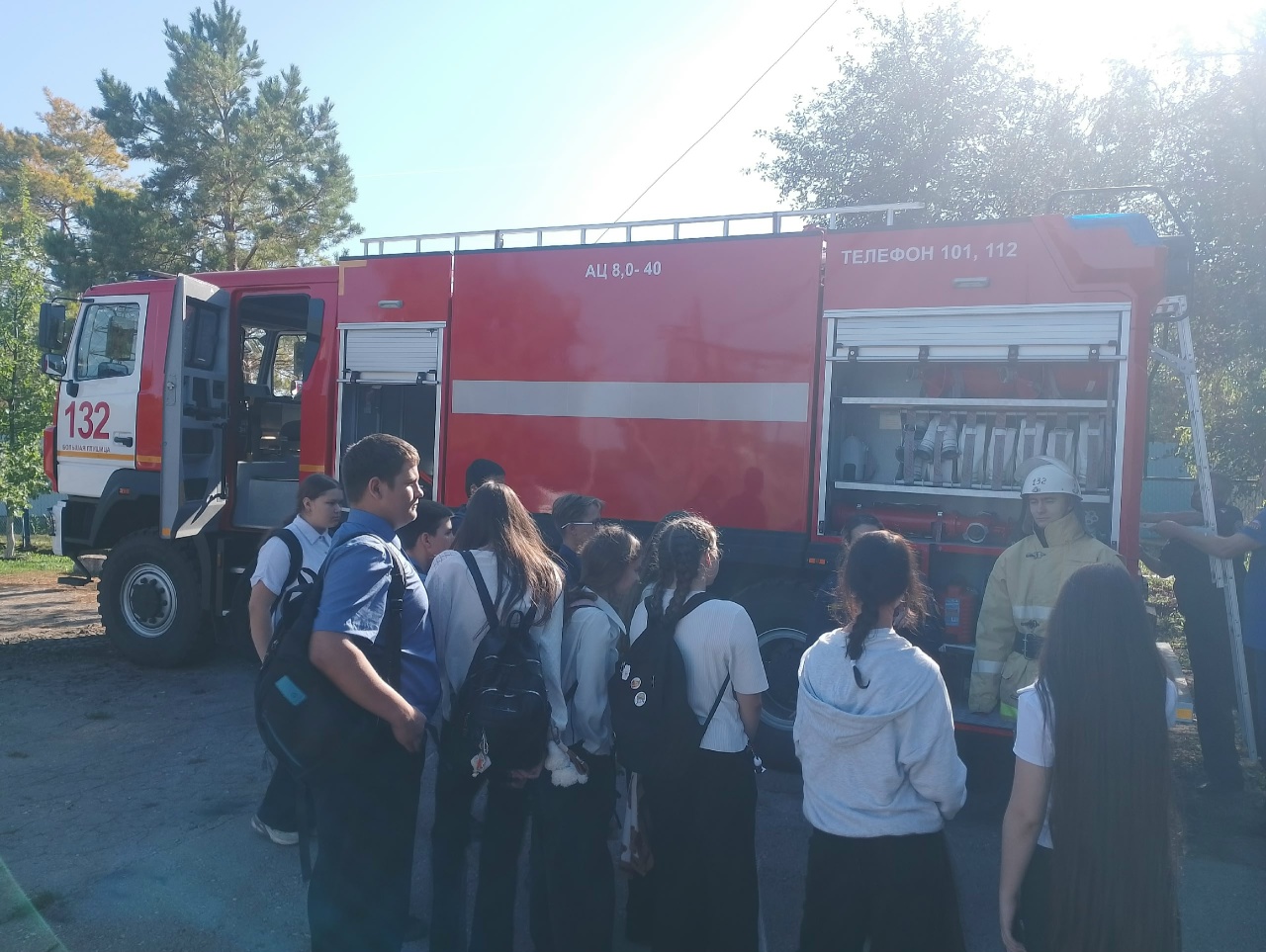 Большеглушицкие огнеборцы продемонстрировали школьникам пожарный автомобиль и пожарно-техническое вооружение