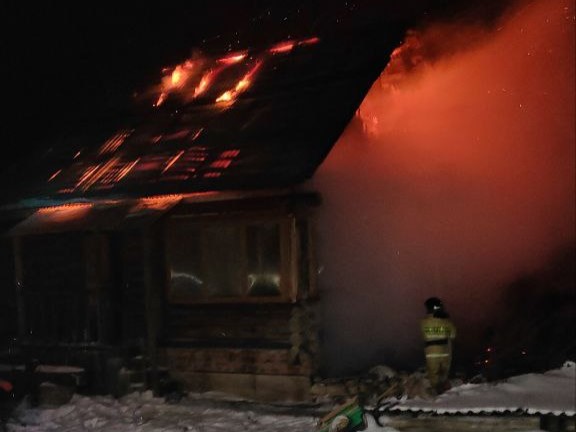 В поселке городского типа Суходол Сергиевского района горели надворные постройки на площади 150 квадратных метров