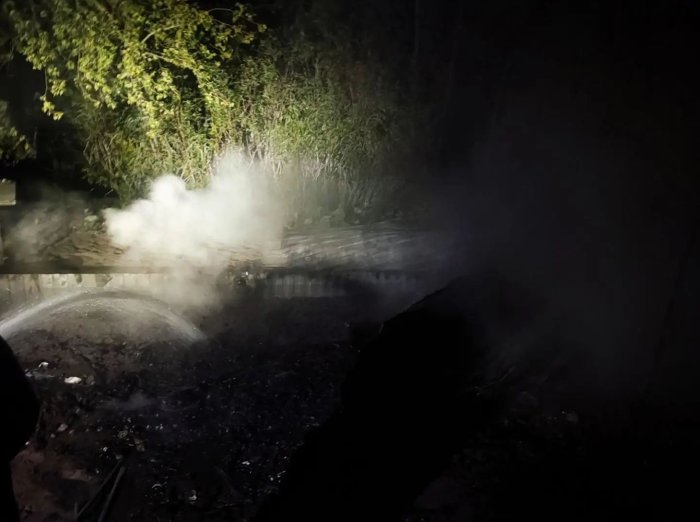В настоящее время наши огнеборцы 46-го отряда осуществляют проливку конструкций на острове Быстренький Волжского района