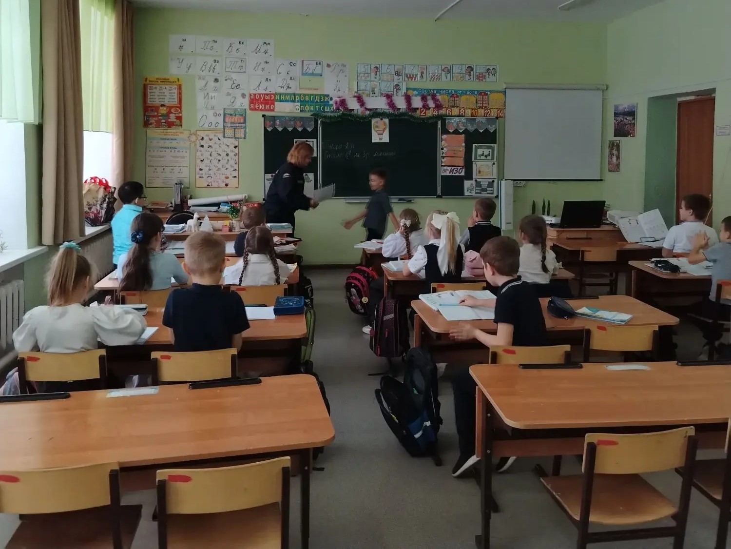 В одной из школ села Большая Глушица прошел конкурс рисунков на тему «Пожарная безопасность на новогодних каникулах»