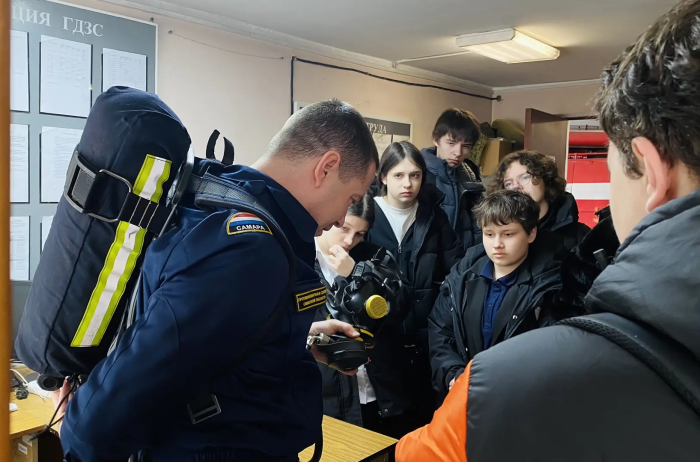 В Безенчукском районе учащиеся старших классов общеобразовательной школы познакомились с профессией пожарного - спасателя