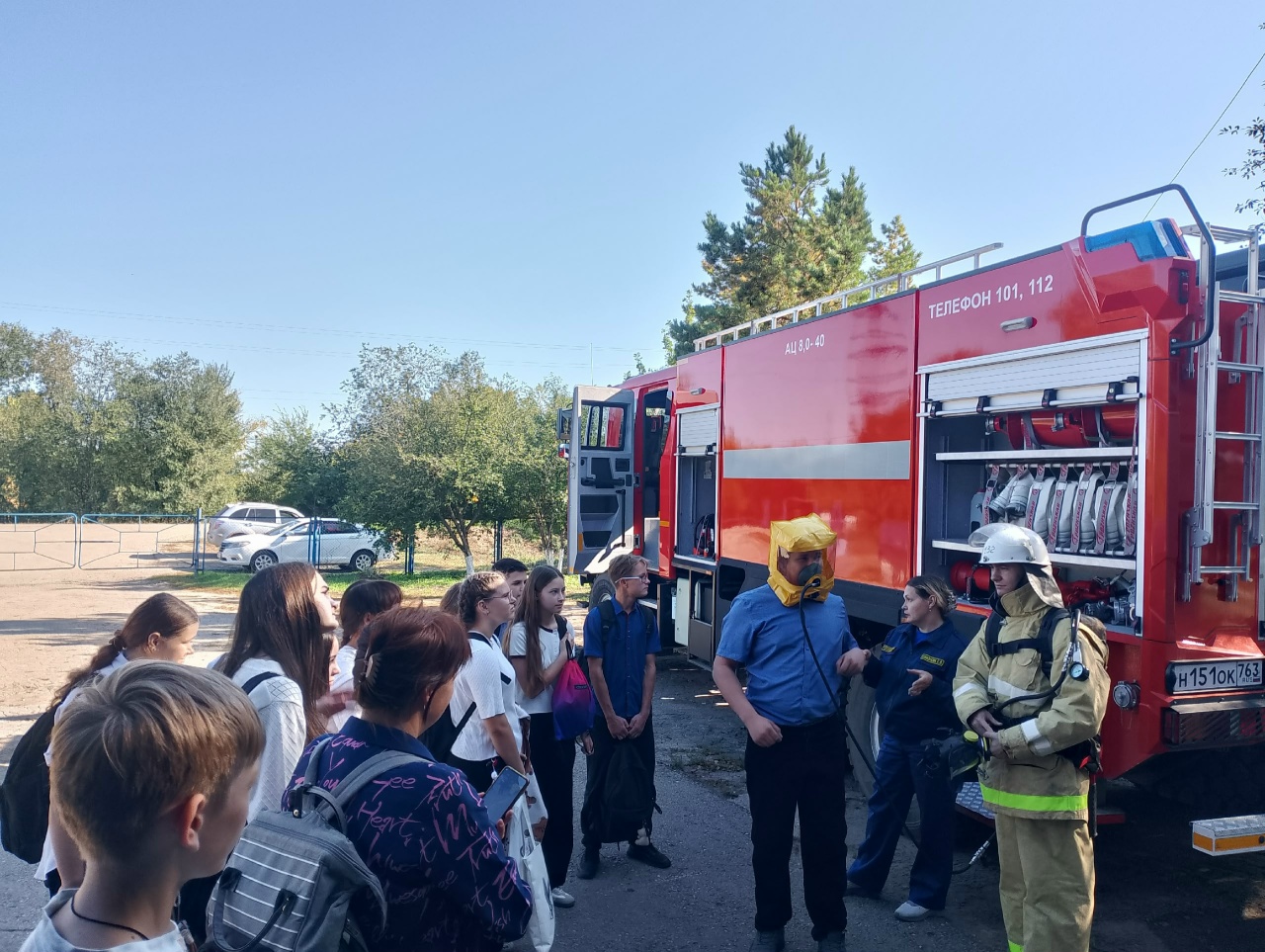 Большеглушицкие огнеборцы продемонстрировали школьникам пожарный автомобиль и пожарно-техническое вооружение