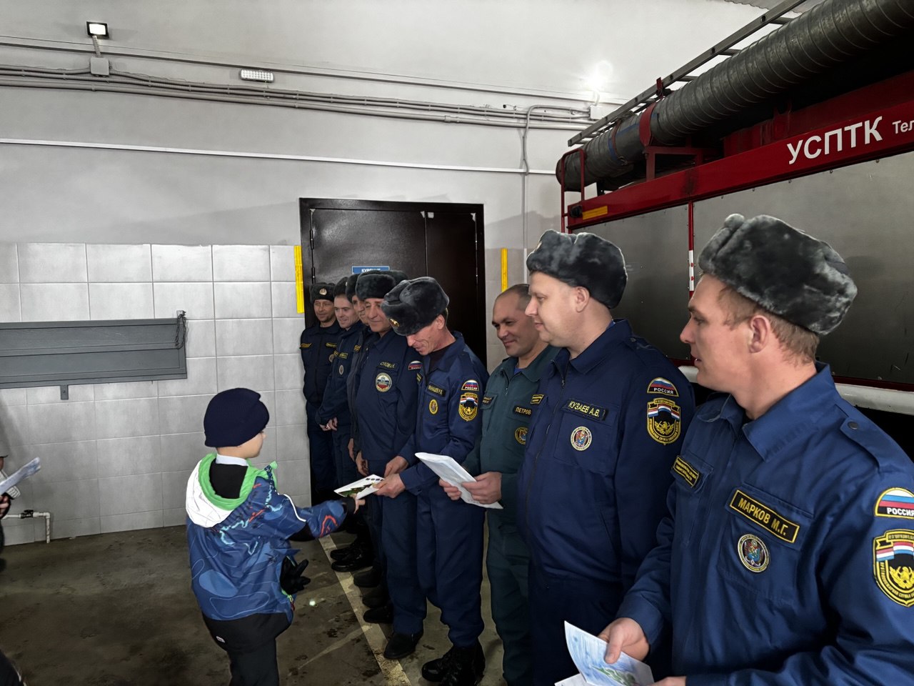 Похвистневские школьники поздравили наших огнеборцев с наступающими праздниками