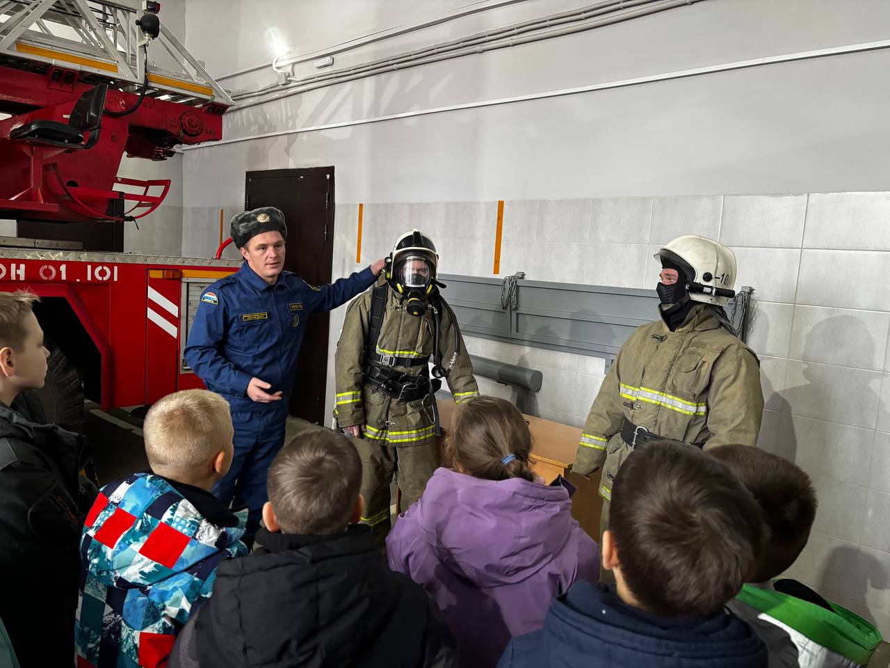 Похвистневские школьники поздравили наших огнеборцев с наступающими праздниками