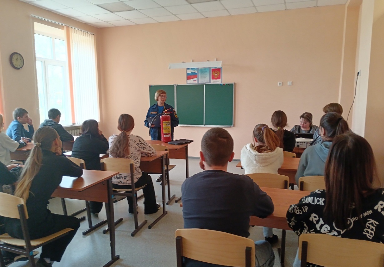 Наш инструктор противопожарной профилактики Оксана Ташлинцева рассказала школьникам о правилах поведения в чрезвычайных ситуациях 