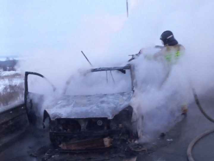 Вчера в Шигонском районе во время движения загорелся легковой автомобиль. К счастью, обошлось без пострадавших