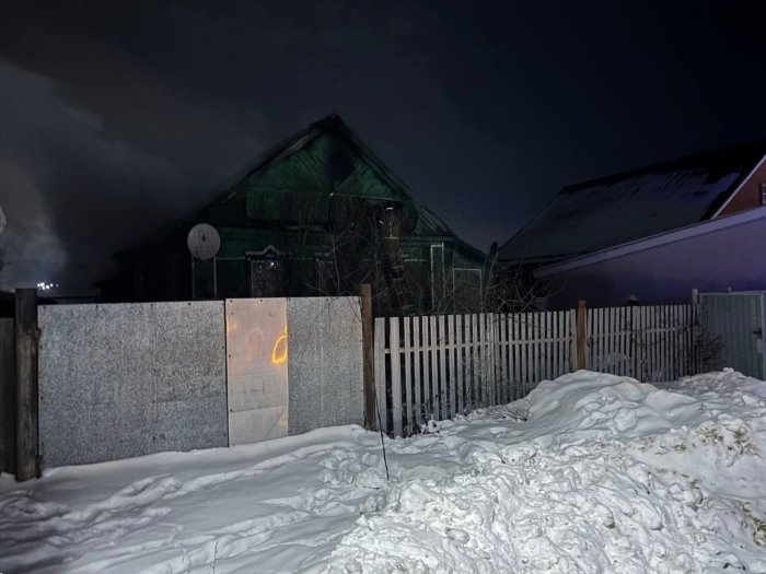 Сегодня утром в городском округе Кинель загорелся дом на площади 130 квадратных метров