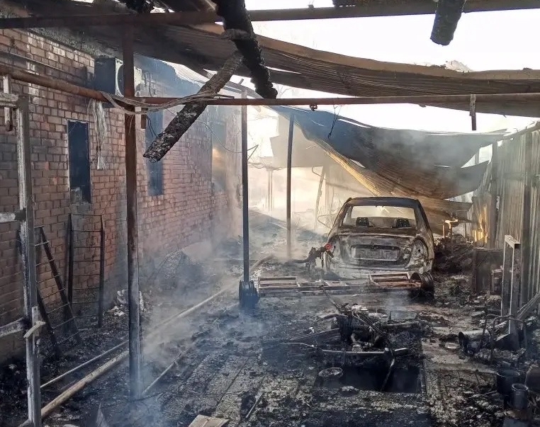 В Кинель-Черкасском районе горят надворные постройки и частный дом на площади 100 квадратных метров