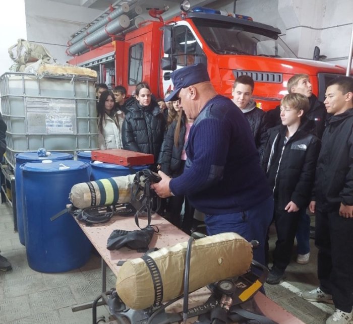 В Большечерниговском районе десятиклассники посетили пожарную часть