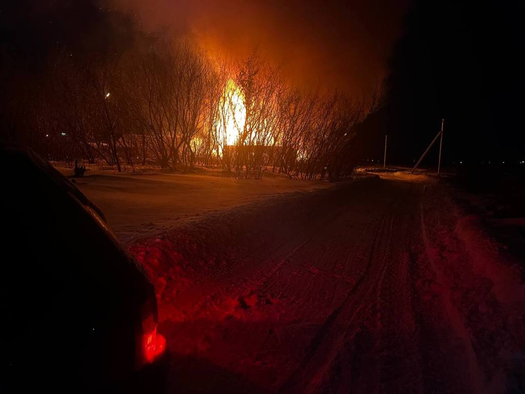 Сегодня ночью в Приволжском районе произошло возгорание дома и надворных построек