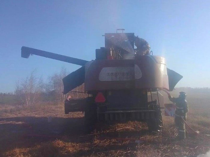 В Борском районе загорелись комбайн и стерня