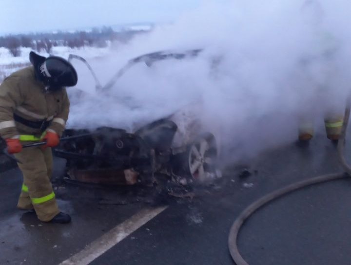 Вчера в Шигонском районе во время движения загорелся легковой автомобиль. К счастью, обошлось без пострадавших