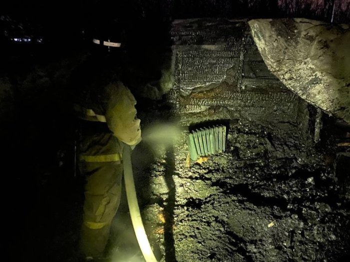 Сегодня ночью в Кинельском районе загорелась охранная будка. К сожалению, погиб человек