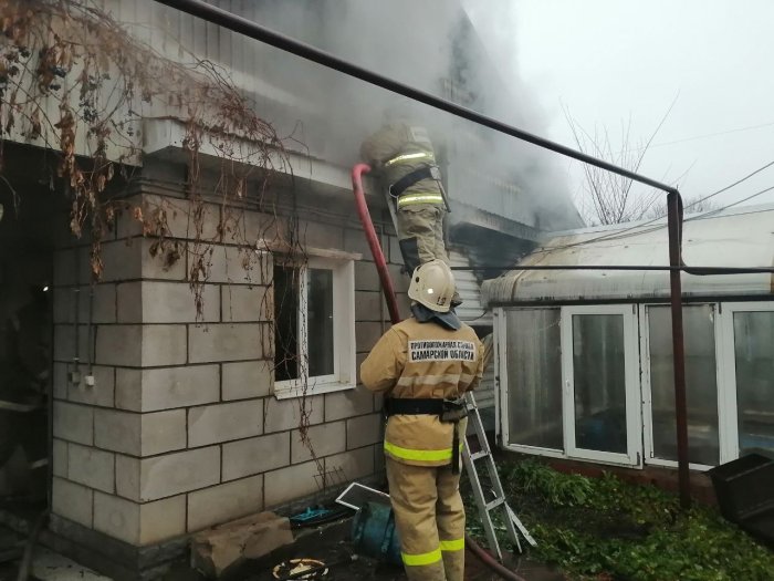 Красноярские огнеборцы ликвидировали возгорание бани на площади 60 квадратных метров