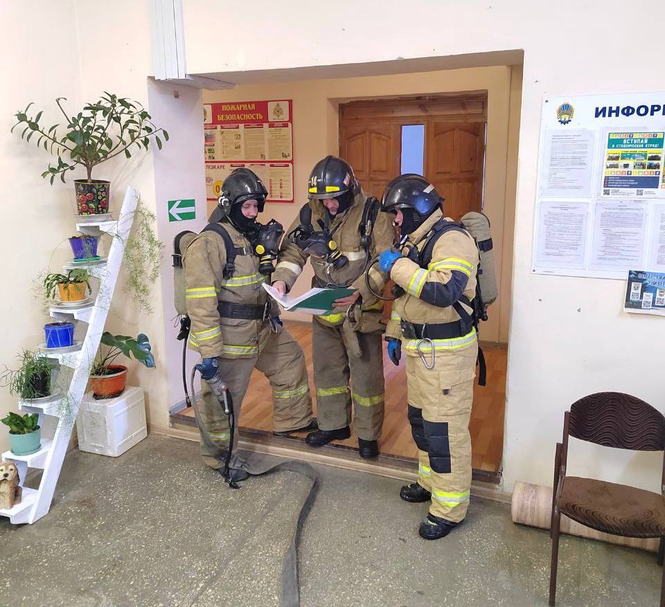 Продолжаются пожарно-тактические занятия, направленные на отработку навыков по тушению пожаров в сложных условиях и в эвакуацию людей