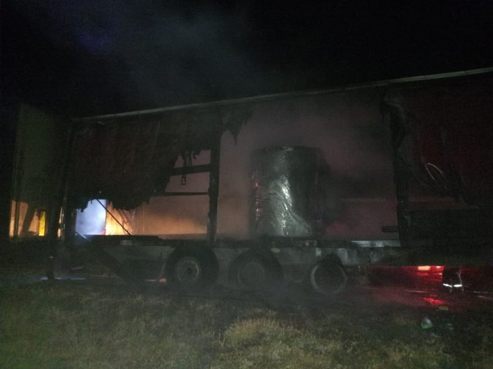 Красноярские пожарные-спасатели участвовали в ликвидации ДТП с последующим возгоранием