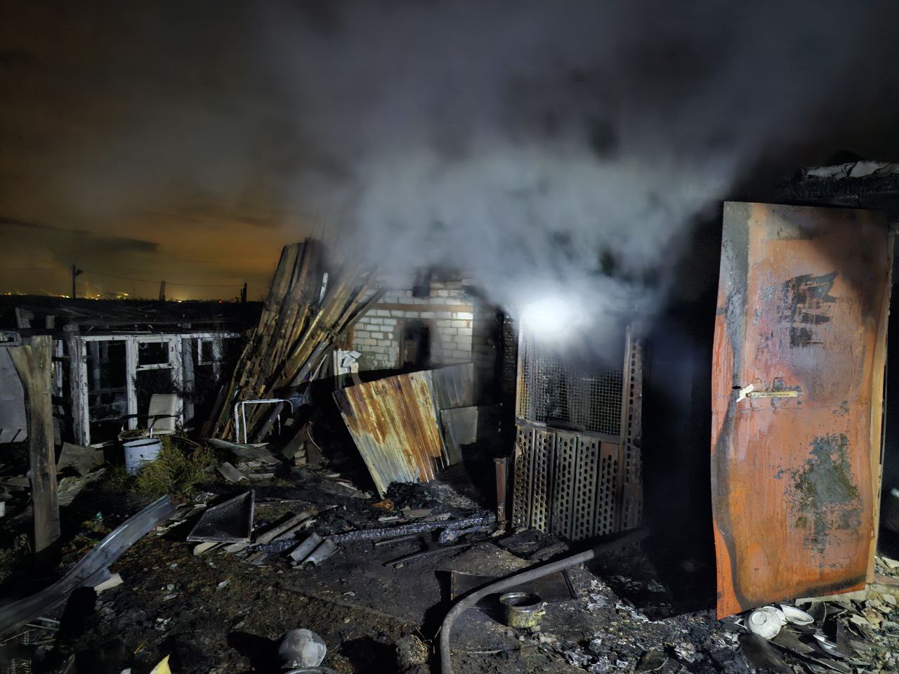 Вчера поздно вечером в Ставропольском районе загорелся дачный дом Вчера поздно вечером в Ставропольском районе загорелся дачный дом