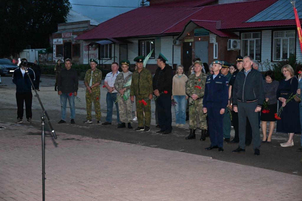 В День памяти и скорби представители пожарно‑спасательного отряда № 48 Борского района под руководством начальника Сергея Ситникова почтили память погибших в годы Великой Отечественной войны, возложив живые цветы к мемориалу