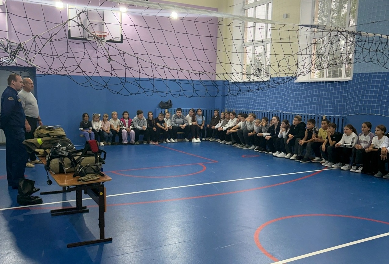 Наши огнеборцы устроили познавательную встречу для учащихся одной из школ Кошкинского района