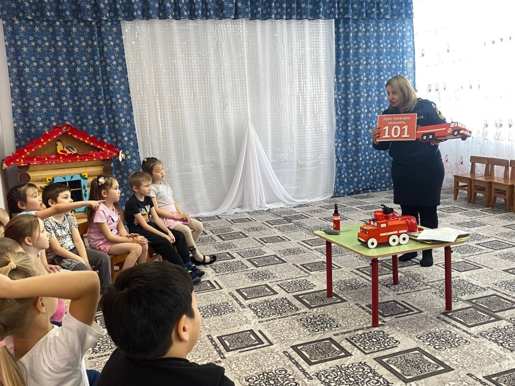 В бой с огненной стихией пожарный идет, тушит огонь и спасает народ!