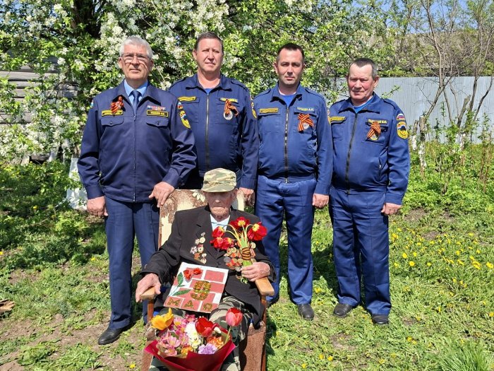 Представители пожарно-спасательного отряда № 42 традиционно побывали в гостях у ветерана Великой Отечественной войны Михаила Михайловича Романова, которому 100 лет