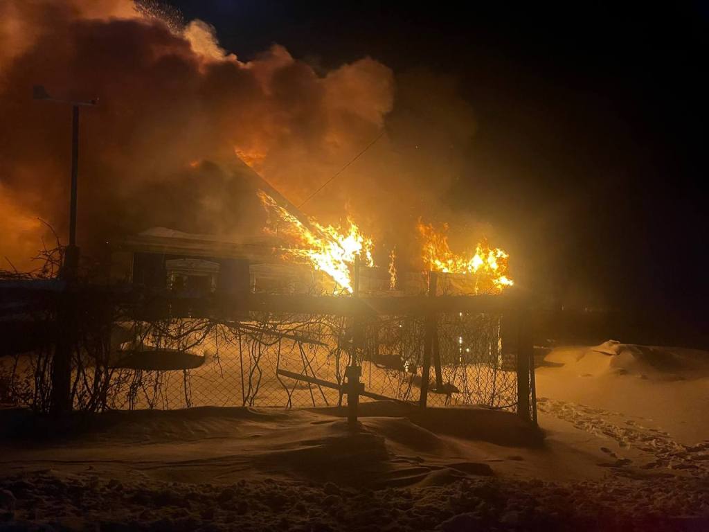 Сегодня ночью в Приволжском районе произошло возгорание дома и надворных построек