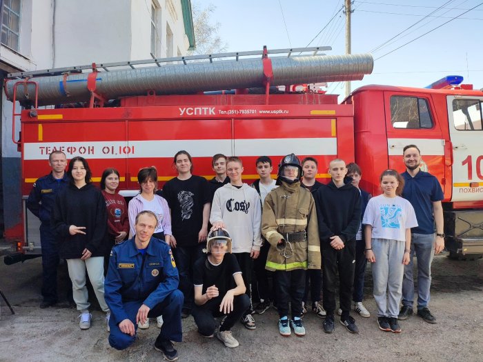 Школьники на экскурсии в пожарно-спасательной части № 102 пожарно-спасательного отряда № 35   