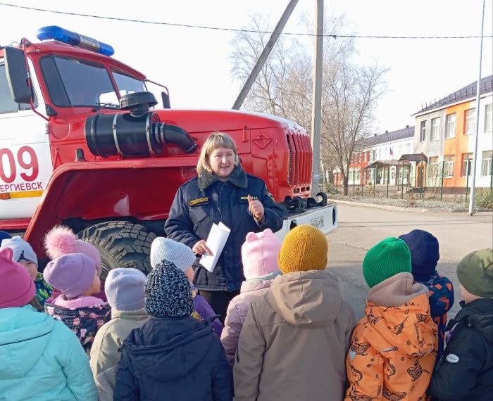 В гости к малышам на пожарной машине