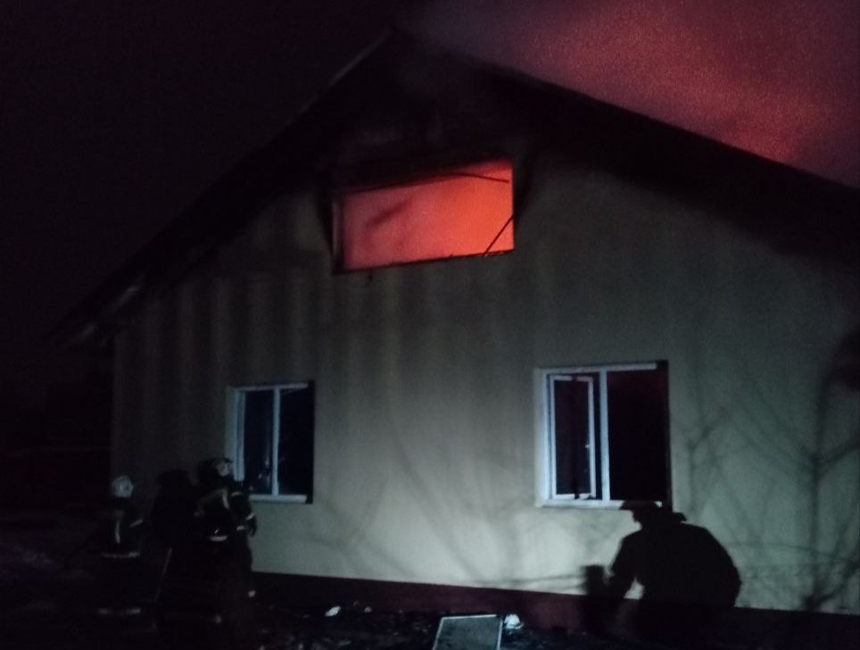 Ночью в Волжском районе горел частный дом на площади 100 квадратных метров