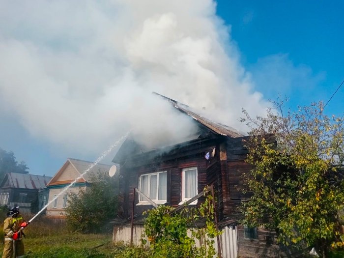 Сегодня днем в городском округе Октябрьск горел жилой дом на площади 60 квадратных метров   