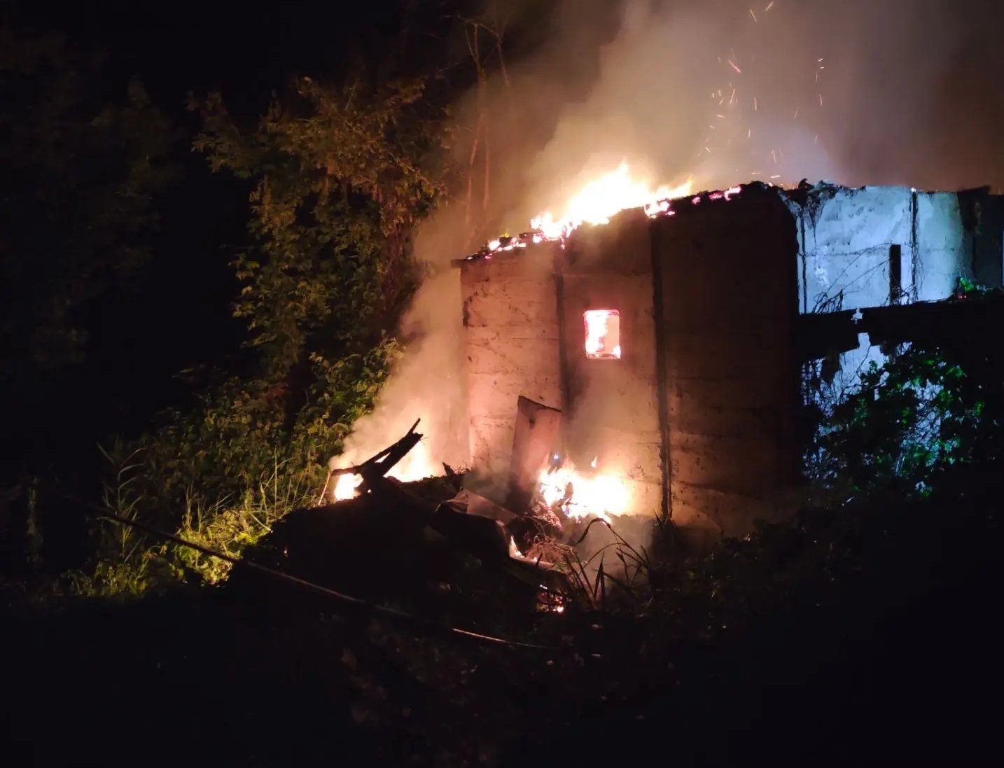 Ночью в Октябрьске загорелась надворная постройка