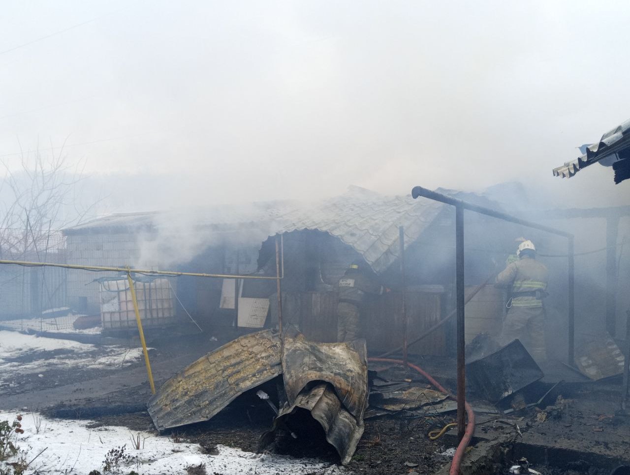 В настоящий момент наши огнеборцы пожарно-спасательного отряда № 41 работают на пожаре в Красноярском районе