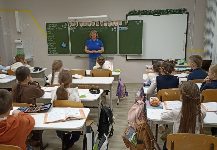 Инструктор пожарно-спасательной части № 122 Отряда № 45 напоминает основные правила при запуске петард и фейерверков